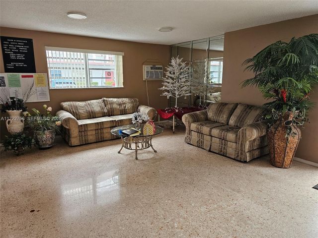 4000 NW 44th Avenue 205, Lauderdale Lakes, FL 33319
