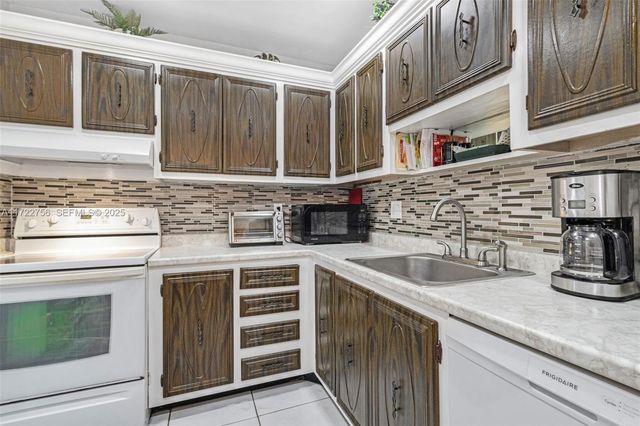 4000 NW 44th Avenue 205, Lauderdale Lakes, FL 33319