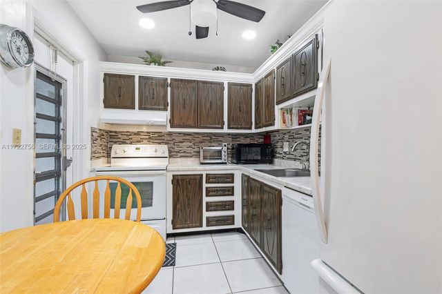 4000 NW 44th Avenue 205, Lauderdale Lakes, FL 33319