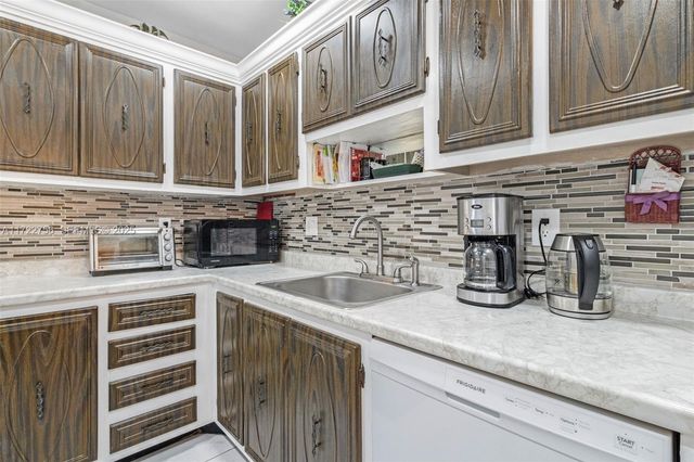 4000 NW 44th Avenue 205, Lauderdale Lakes, FL 33319