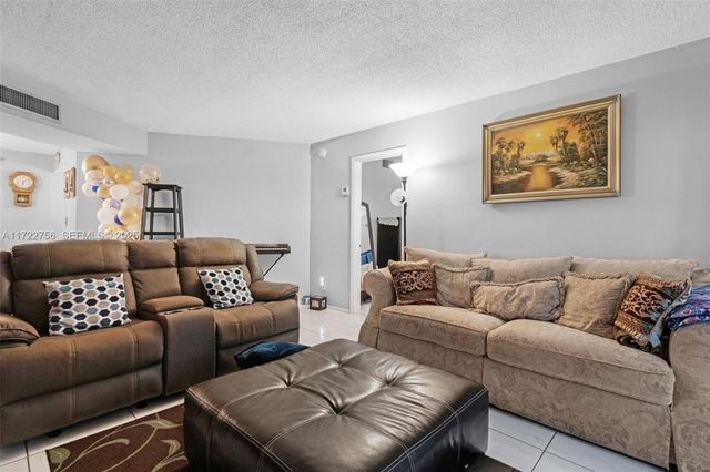 4000 NW 44th Avenue 205, Lauderdale Lakes, FL 33319