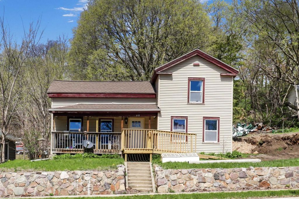 312 8th Avenue, Baraboo, WI 53913