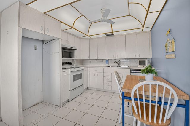 4022 Lincoln B, Boca Raton, FL 33434