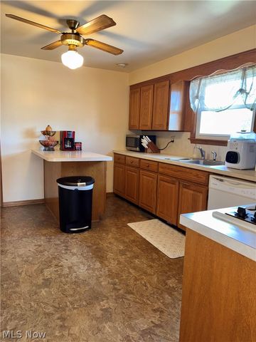 1407 W Valentine Circle NW, Canton, OH 44708