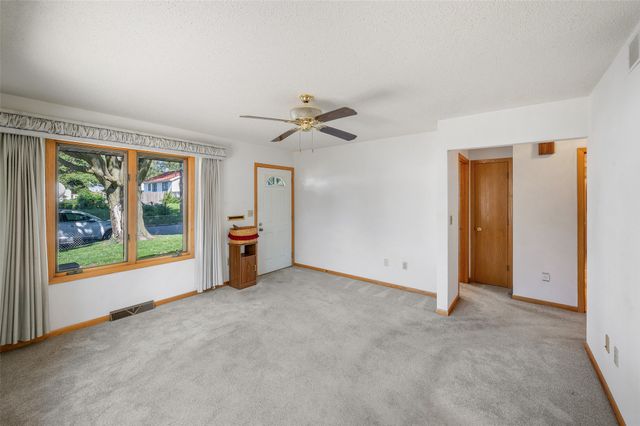 809 E 27th Street, Des Moines, IA 50317