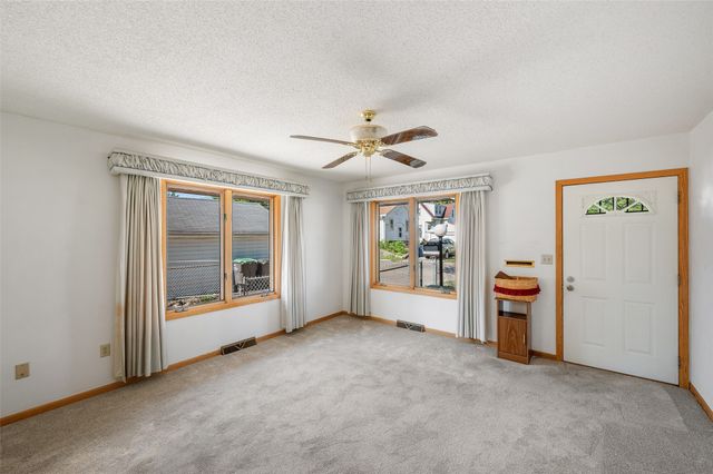 809 E 27th Street, Des Moines, IA 50317
