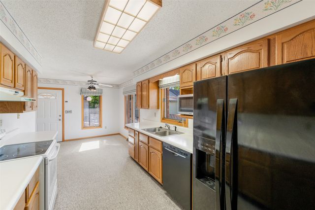 809 E 27th Street, Des Moines, IA 50317