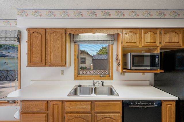 809 E 27th Street, Des Moines, IA 50317