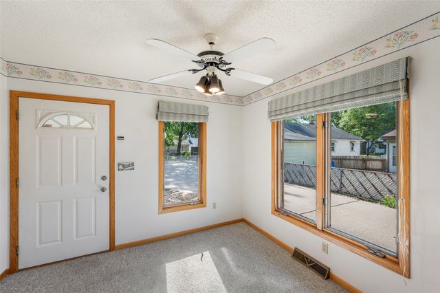 809 E 27th Street, Des Moines, IA 50317