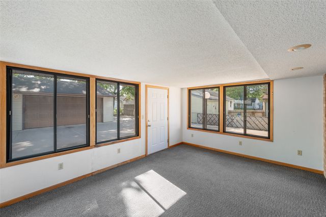 809 E 27th Street, Des Moines, IA 50317