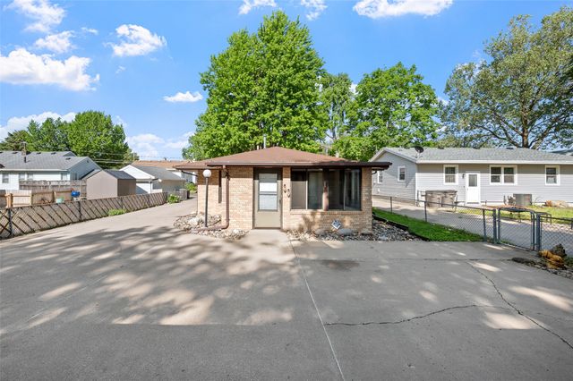 809 E 27th Street, Des Moines, IA 50317