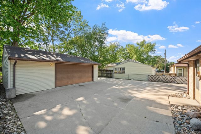 809 E 27th Street, Des Moines, IA 50317