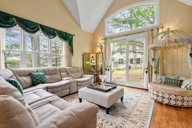 127 Johnson Woods Dr 127, Reading, MA 01867