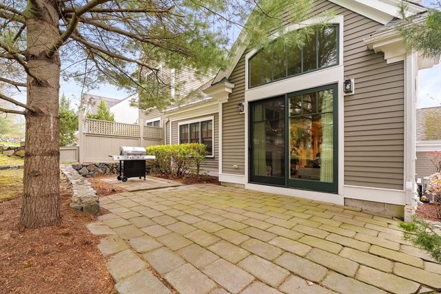 127 Johnson Woods Dr 127, Reading, MA 01867