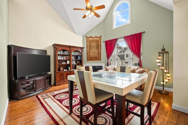 127 Johnson Woods Dr 127, Reading, MA 01867