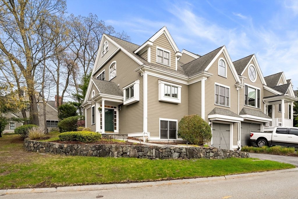 127 Johnson Woods Dr 127, Reading, MA 01867