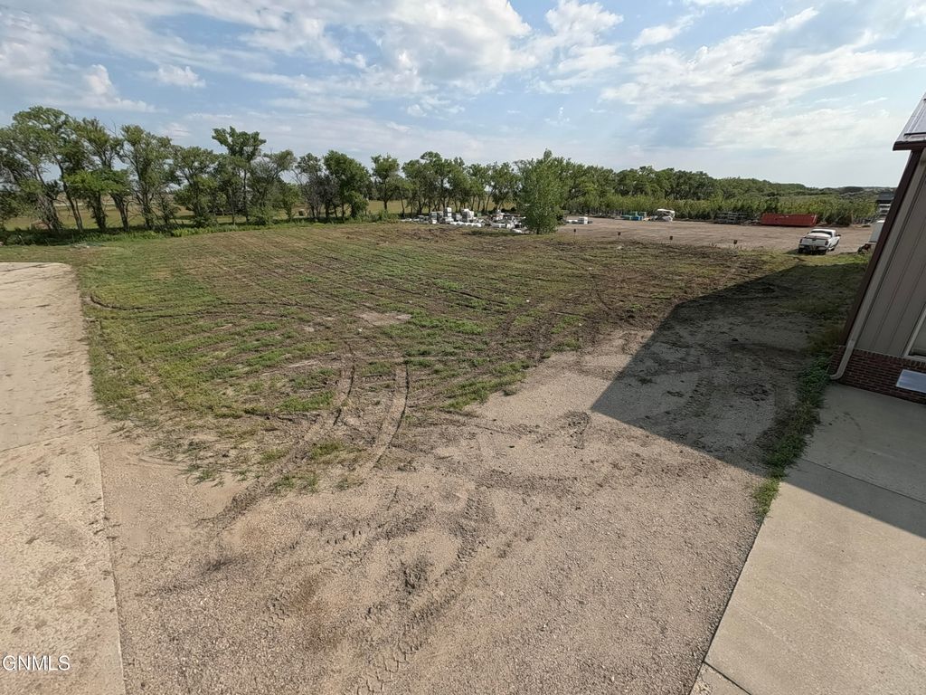 4222 Hagen Avenue, Bismarck, ND 58504 photo 2