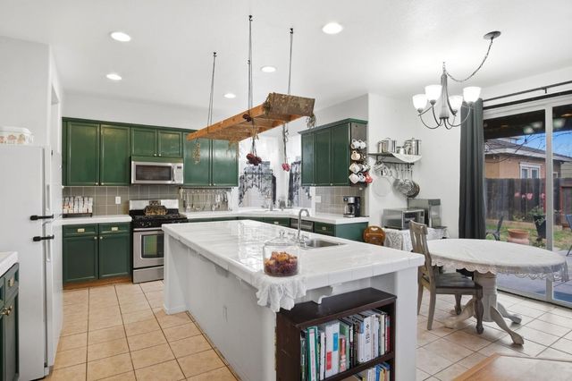 323 Nutcrest Ct, Oakdale, CA 95361