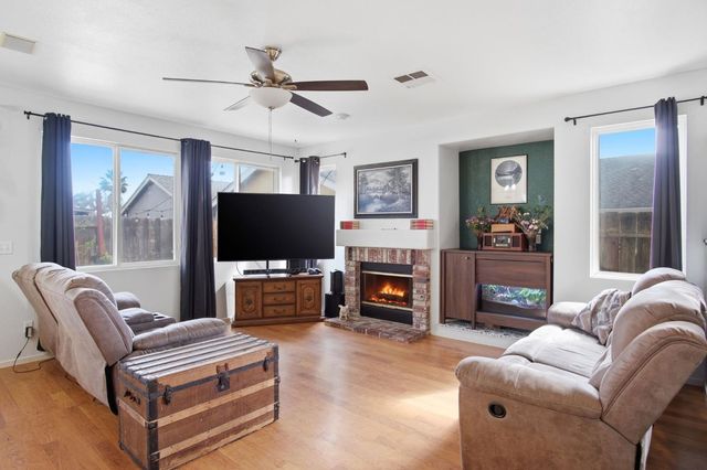 323 Nutcrest Ct, Oakdale, CA 95361