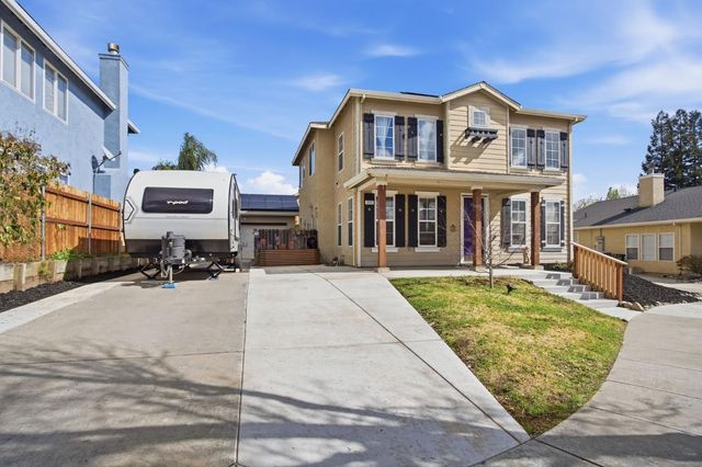 323 Nutcrest Ct, Oakdale, CA 95361