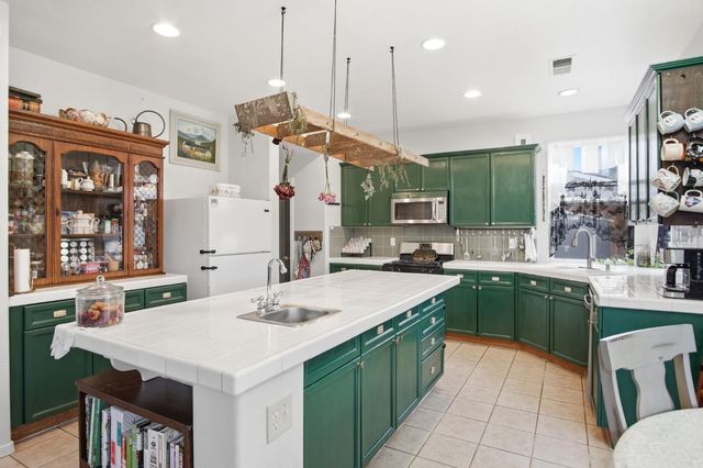 323 Nutcrest Ct, Oakdale, CA 95361