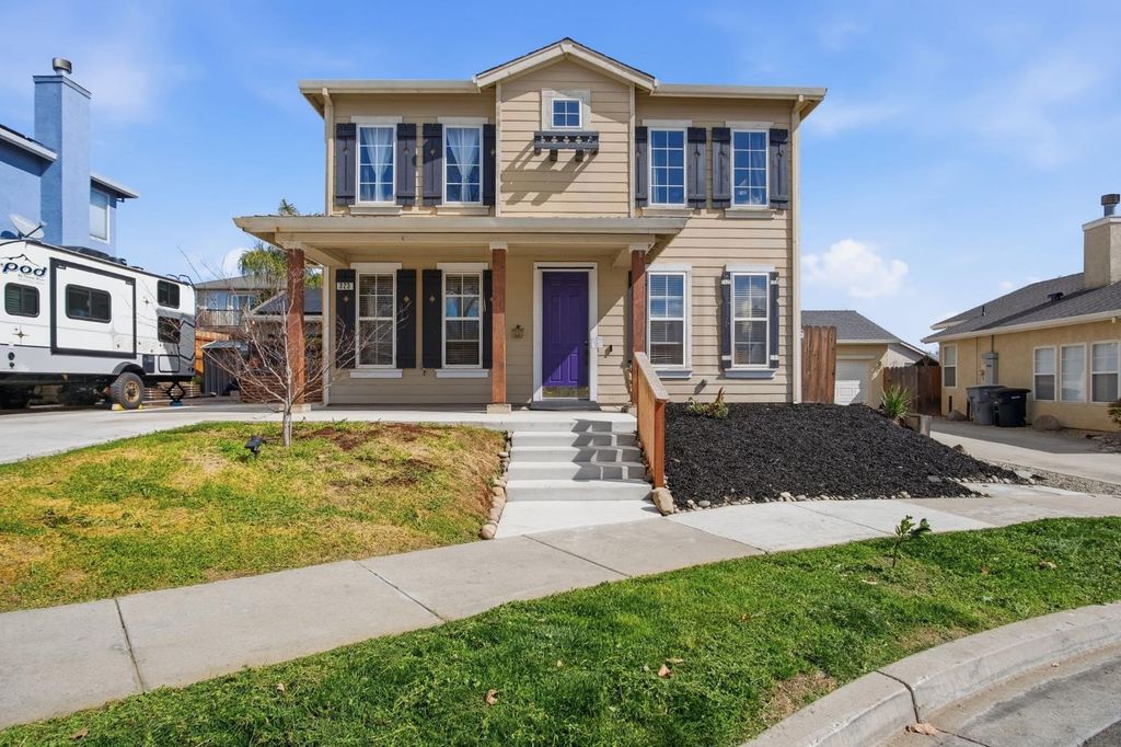 323 Nutcrest Ct, Oakdale, CA 95361