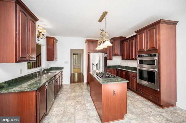 909 EASTOVER PKWY, Locust Grove, VA 22508