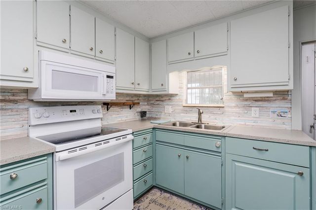 469 Riviera BLVD W, Naples, FL 34112