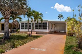 469 Riviera BLVD W, Naples, FL 34112