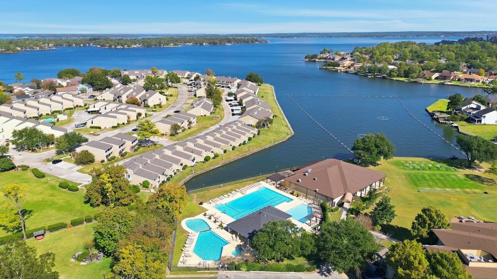 24 Lakeview Village, Conroe, TX 77356