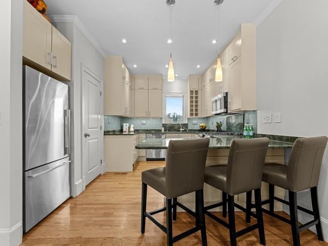 101 Winthrop Rd 1, Brookline, MA 02445