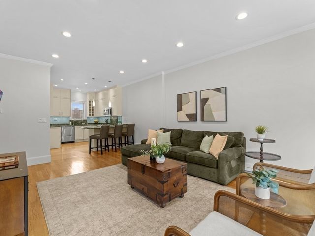 101 Winthrop Rd 1, Brookline, MA 02445