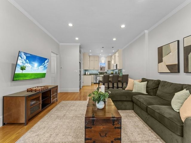 101 Winthrop Rd 1, Brookline, MA 02445