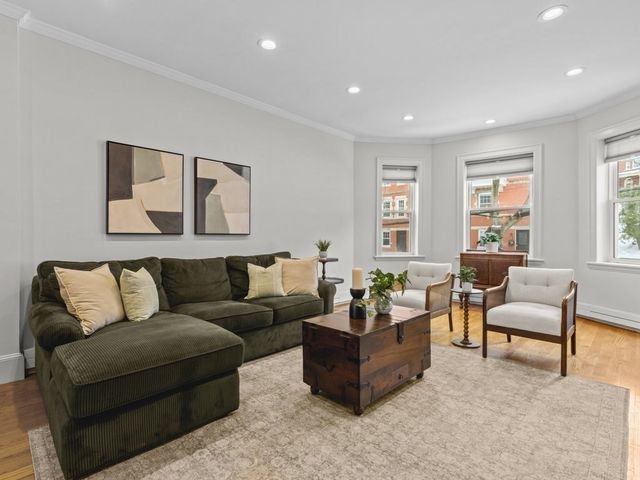 101 Winthrop Rd 1, Brookline, MA 02445