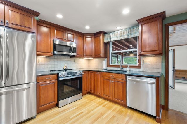 28 Evergreen Avenue, Braintree, MA 02184