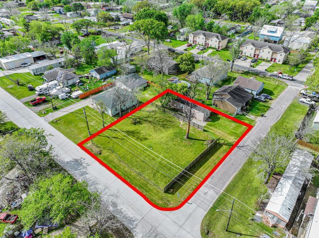 4702 10th Street, Bacliff, TX 77518