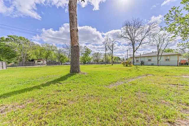 4702 10th Street, Bacliff, TX 77518