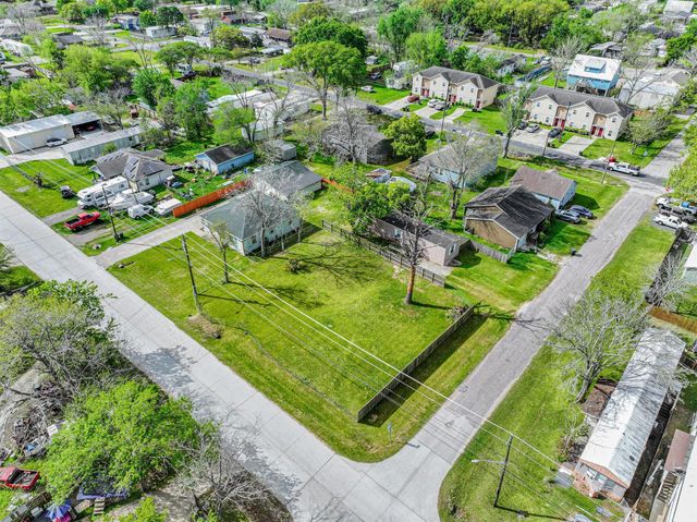 4702 10th Street, Bacliff, TX 77518