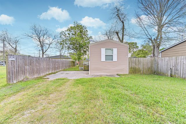 4702 10th Street, Bacliff, TX 77518