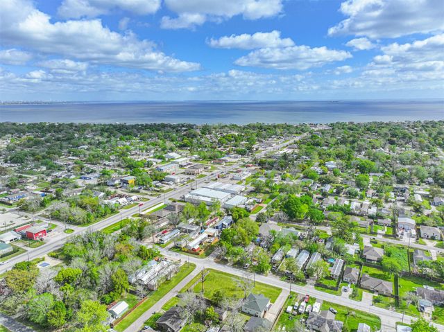 4702 10th Street, Bacliff, TX 77518