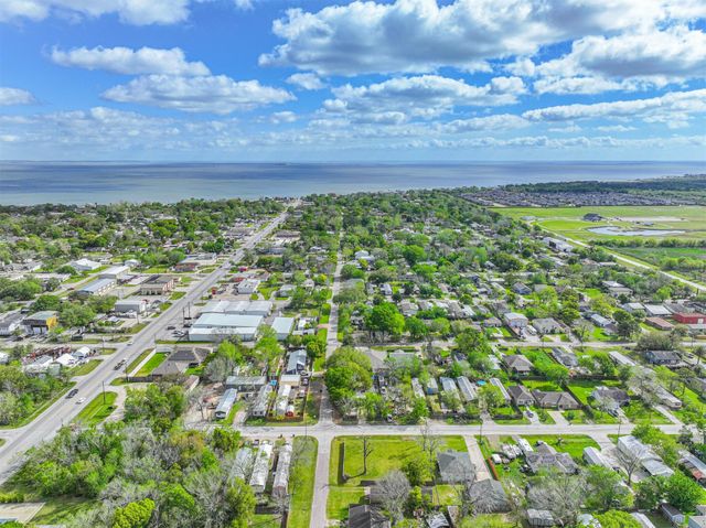 4702 10th Street, Bacliff, TX 77518