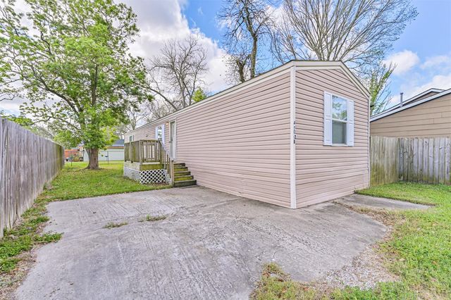 4702 10th Street, Bacliff, TX 77518