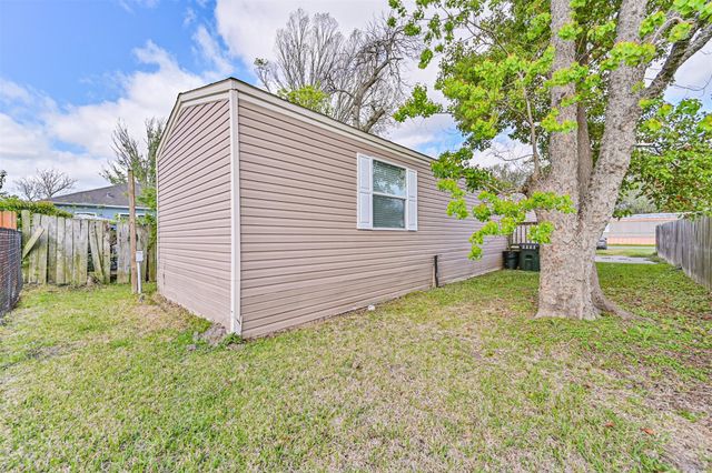 4702 10th Street, Bacliff, TX 77518