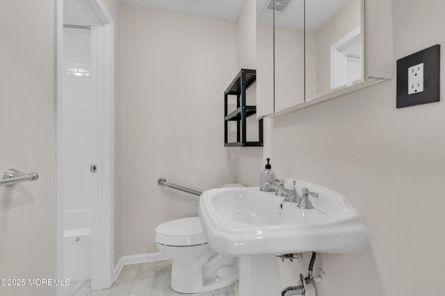 32 Frontier Way, Tinton Falls, NJ 07753