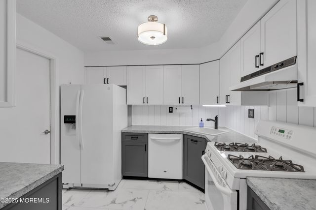 32 Frontier Way, Tinton Falls, NJ 07753