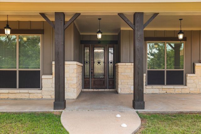 402 N Parkway Drive, Alvarado, TX 76009