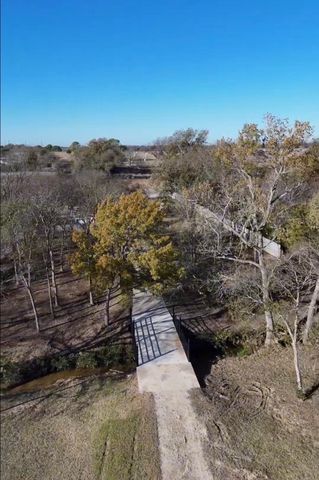 402 N Parkway Drive, Alvarado, TX 76009