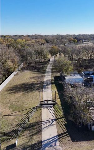 402 N Parkway Drive, Alvarado, TX 76009