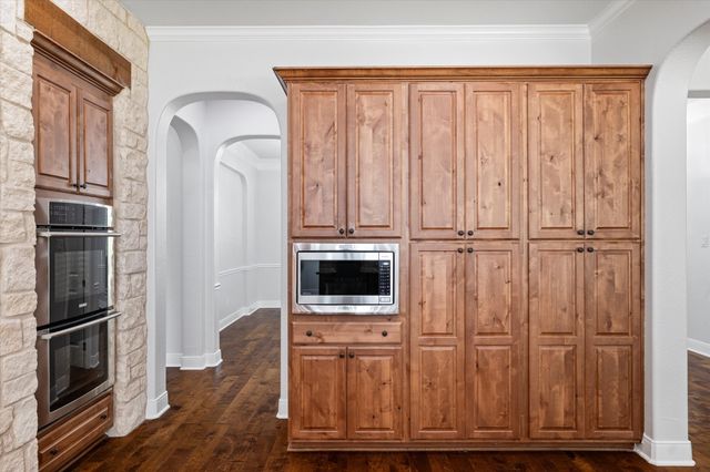 402 N Parkway Drive, Alvarado, TX 76009