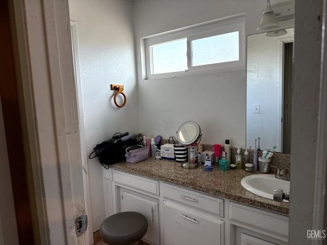 4400 Country Wood Lane, Bakersfield, CA 93313